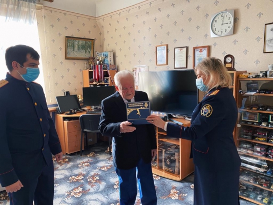 В Волгограде сотрудники СУ СК поздравили ветерана ВОВ Георгия Рогова